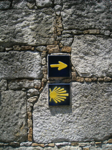 Žltá mušľa na modrom podklade vás bude viesť až do Santiaga de Compostela